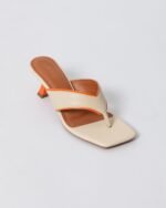 Sandália em salto pino na cor laranja - Imagem 4