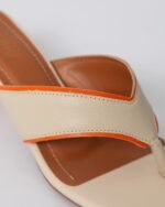 Sandália em salto pino na cor laranja - Imagem 2